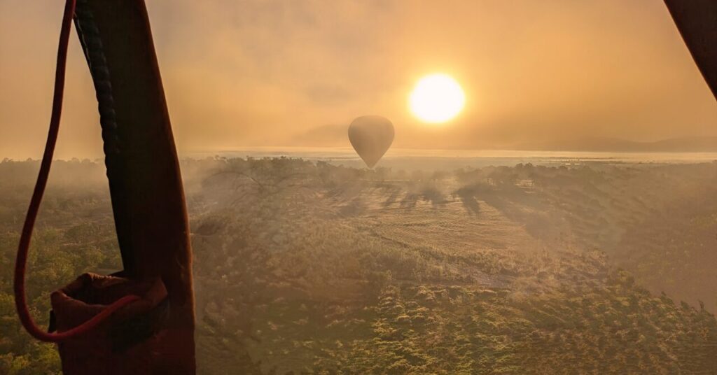 熱気球から見る朝日