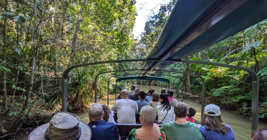 アーミーダック熱帯雨林ツアー
